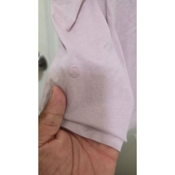 Lululemon Athletica Fundamental Men's Relaxed Fit Lavender Tee Front Pocket Size - Picture 4 of 5